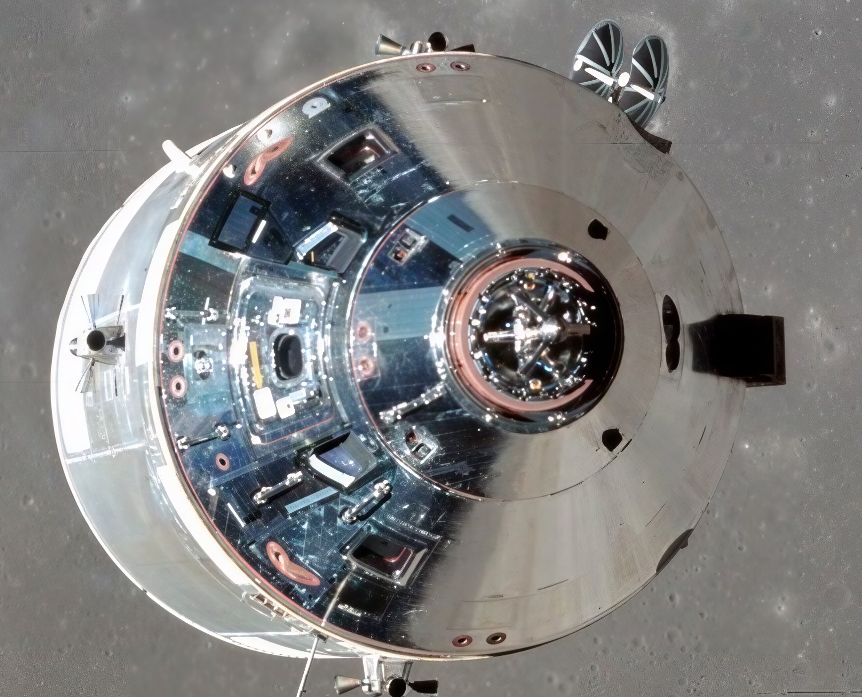 The same spacecraft after a 4× CraterView.ai enhancement: the panels, the reflections and the small craters below resolved